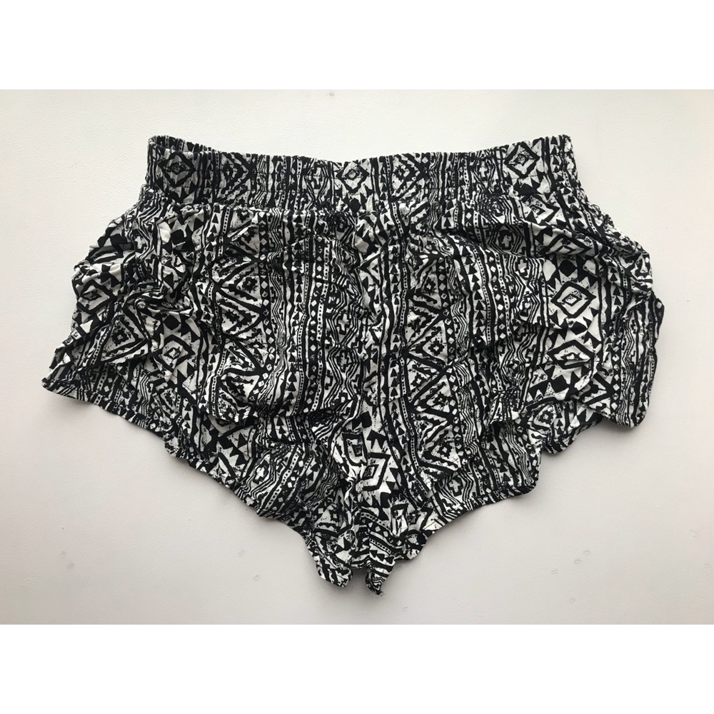 • black & white printed shorts •